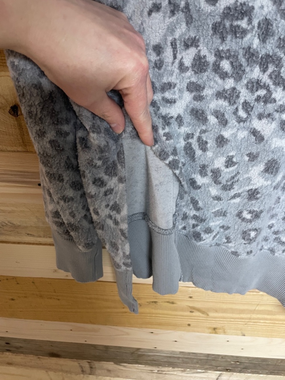 aerie size Large Light Gray Cheetah Print Ribbed Crewneck Super Soft Sweatshirt - Picture 4 of 8